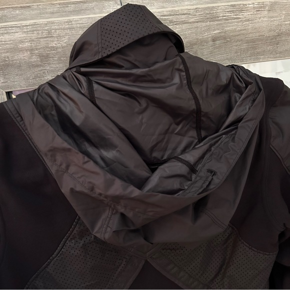 Lululemon Lined Zip Up Jacket with Pacakble Hoodie - Picture 6 of 6